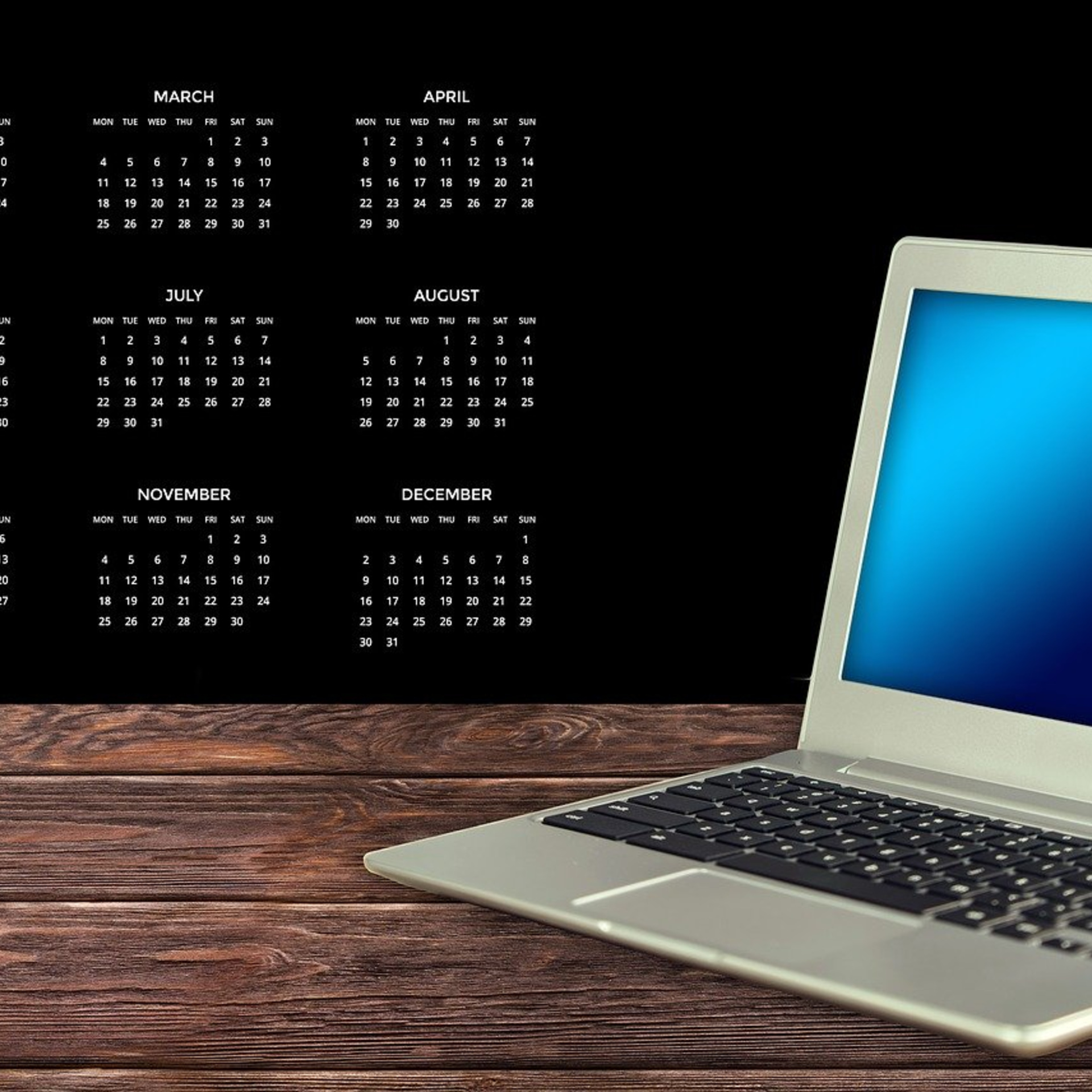 Kalender mit Laptop